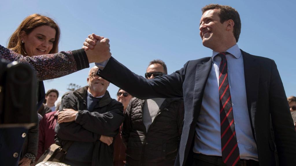 Pablo Casado saluda a una simpatizante en Es Castell (Menorca).