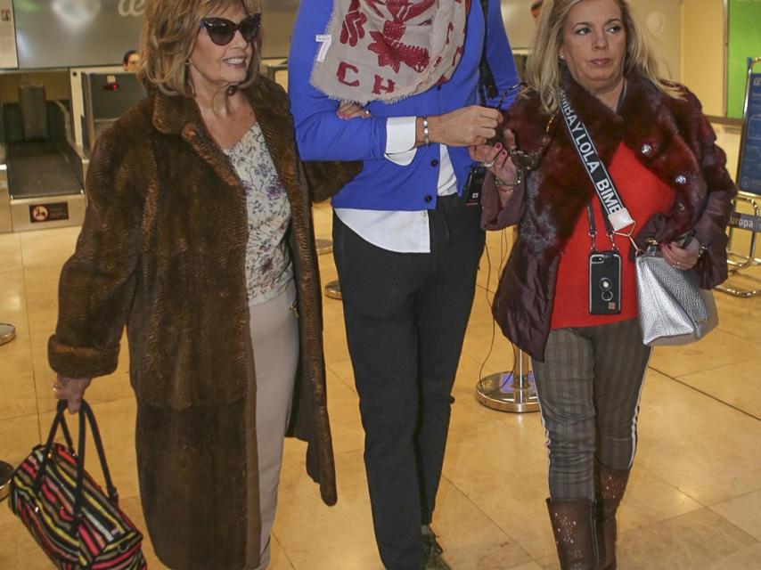 Raúl Prieto y Carmen Borrego en el Aeropuerto Adolfo Suárez de Madrid.
