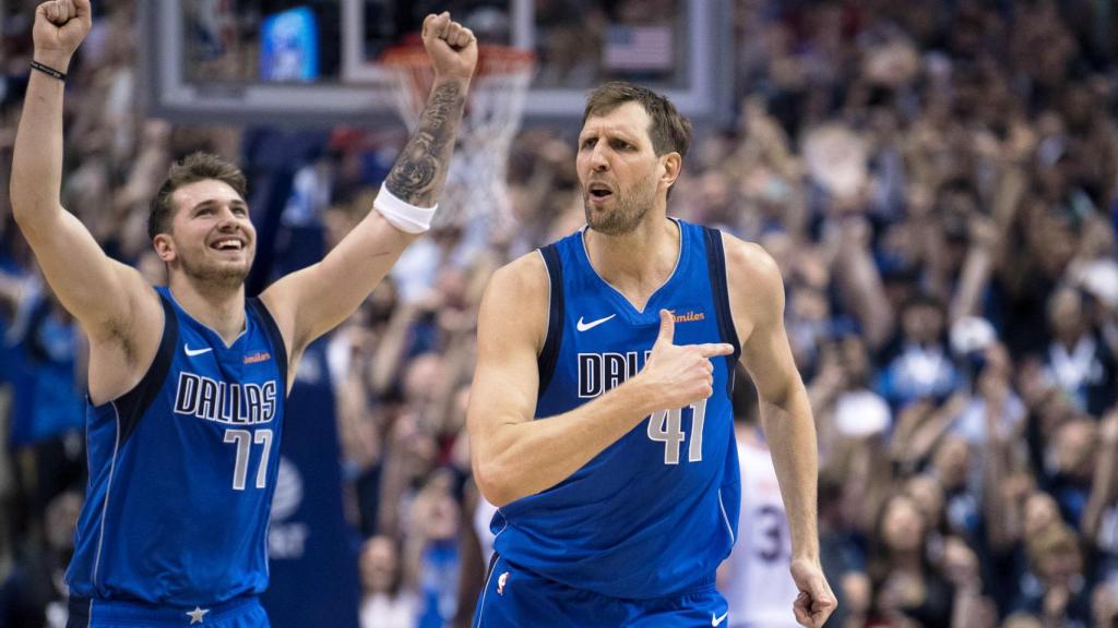 Dirk Nowitzki y Luka Doncic en el partido de despedida del alemán