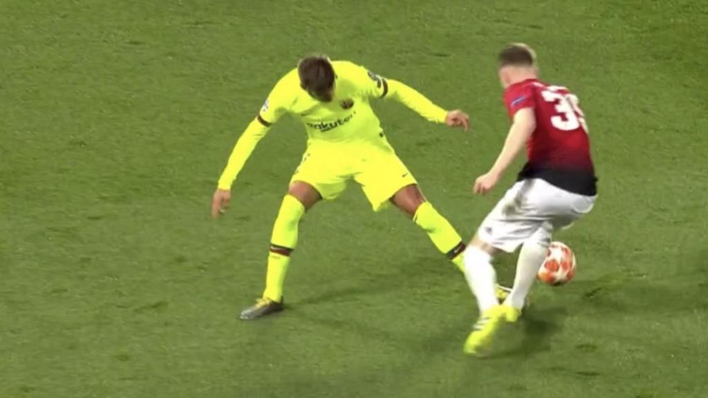 El United pidió penalti de Piqué