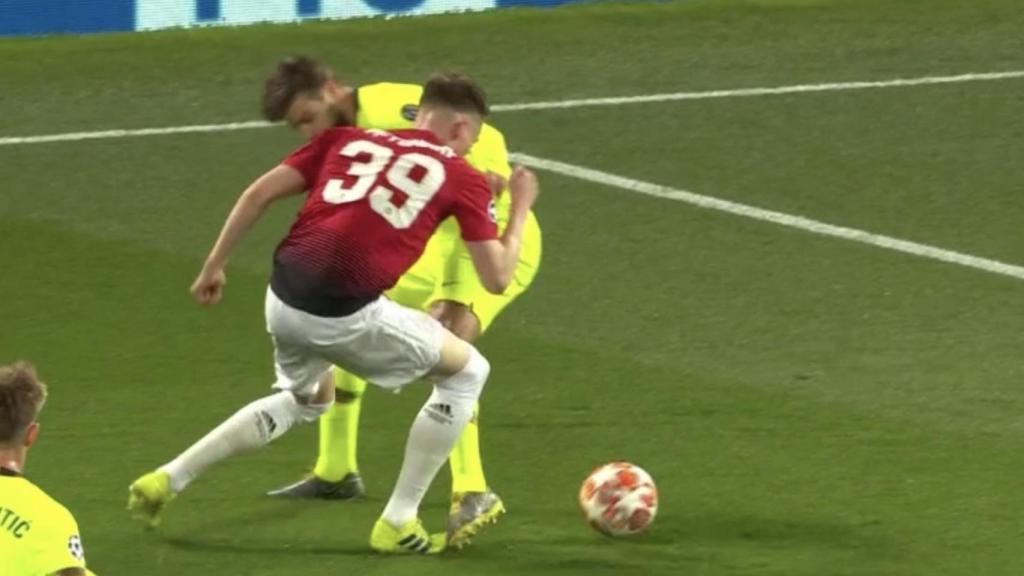 El United pidió penalti de Piqué