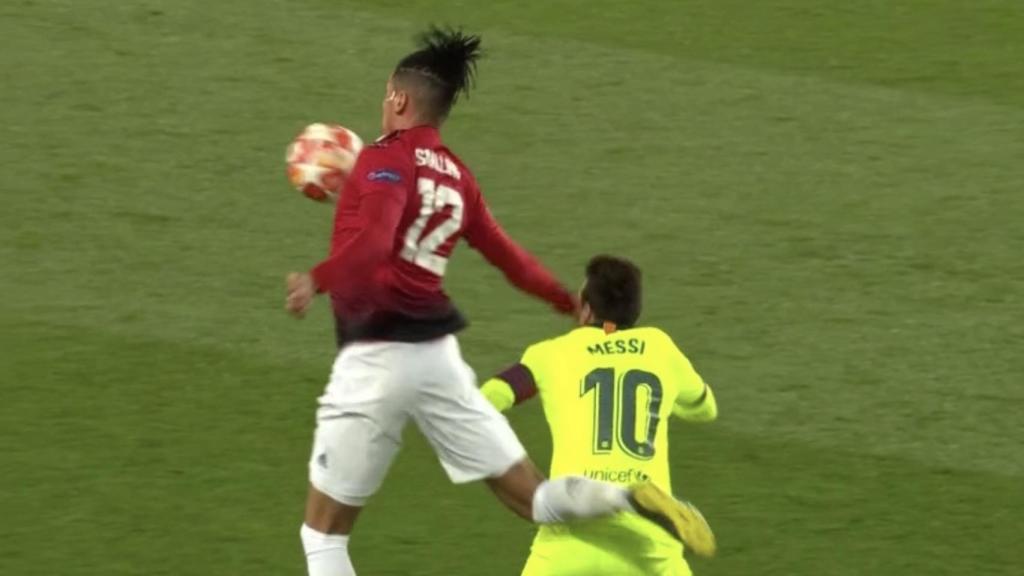 Messi recibe un duro golpe en la nariz