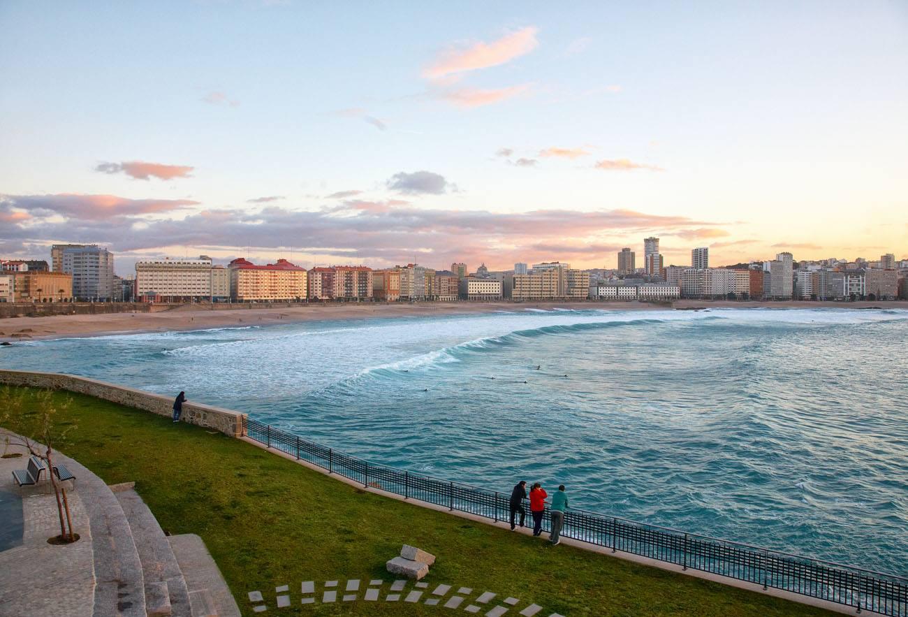 Al fondo, las playas del Orzán y Riazor