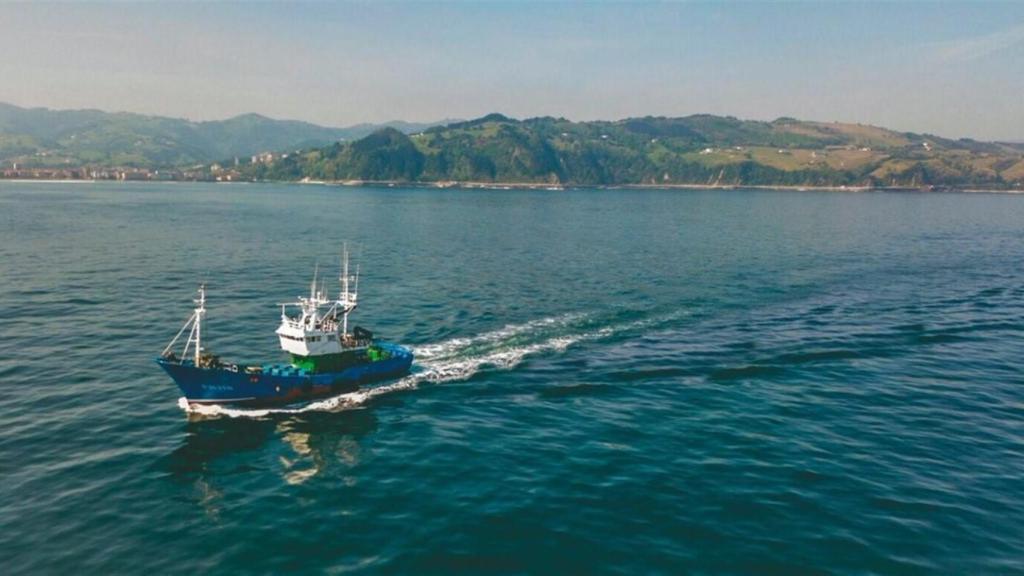 El buque de rescate ‘Aita Mari’ zarpa camino hacia al Mediterráneo para seguir denunciado su bloqueo