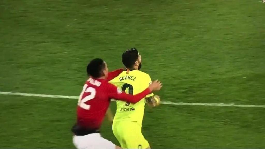 Luis Suárez en la disputa de un balón con Smalling.