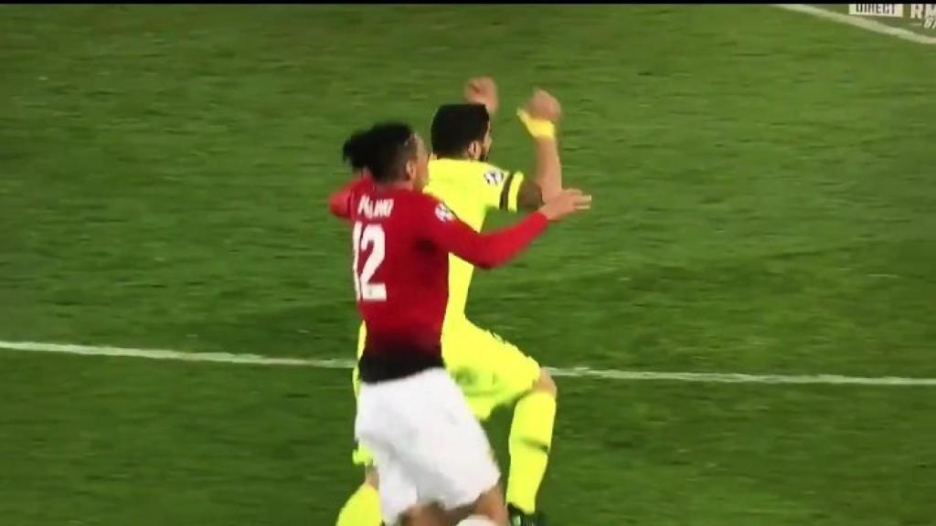 Luis Suárez en la disputa con Smalling.