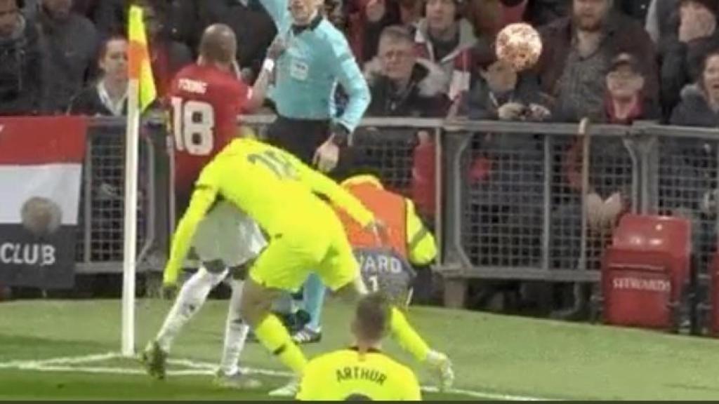 Jordi Alba se disputa el balón con Ashley Young.