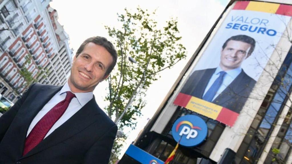 Pablo Casado frente a la sede del Partido Popular en Madrid