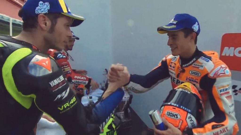 Momento en el que Rossi y Márquez se dan la mano en el antepodio del GP de Argentina.