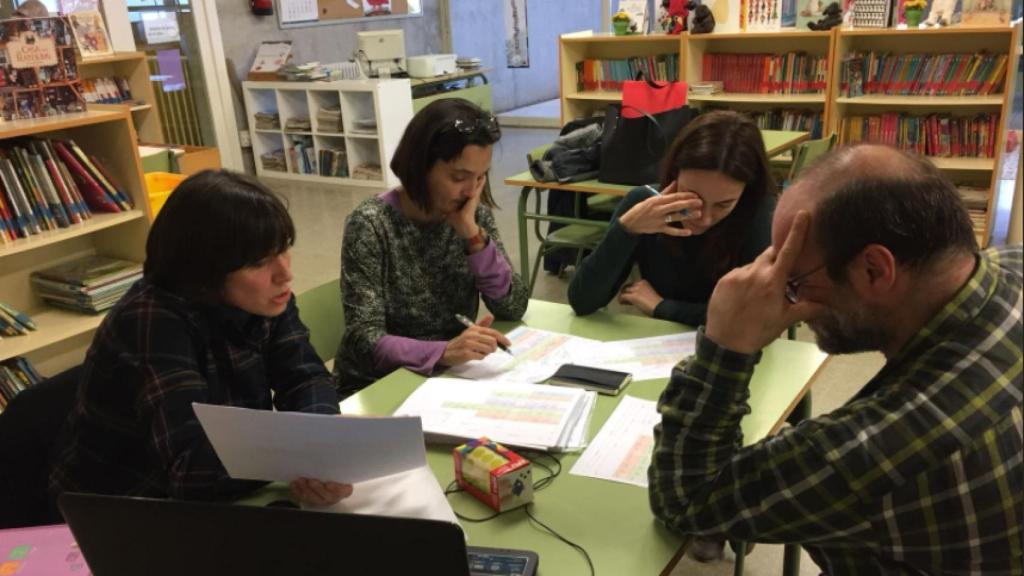 Miembros del proyecto 'Biblioteca y género' analizando una de las obras.