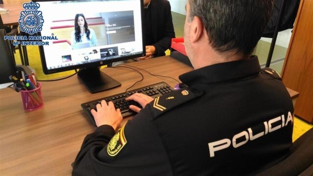 Agente de delitos informáticos de la Policía Nacional. Foto: Europa Press