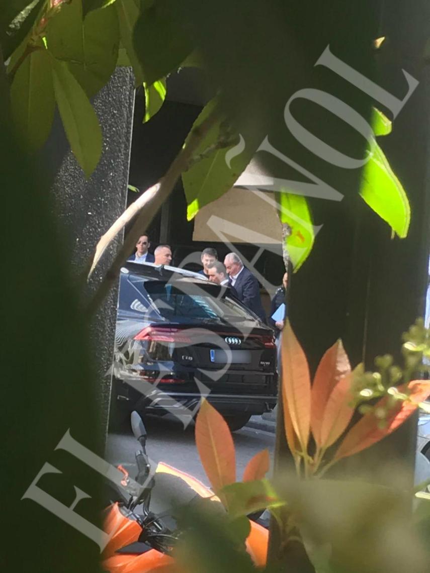 Juan Carlos a su salida del centro médico hora y media después de su entrada.