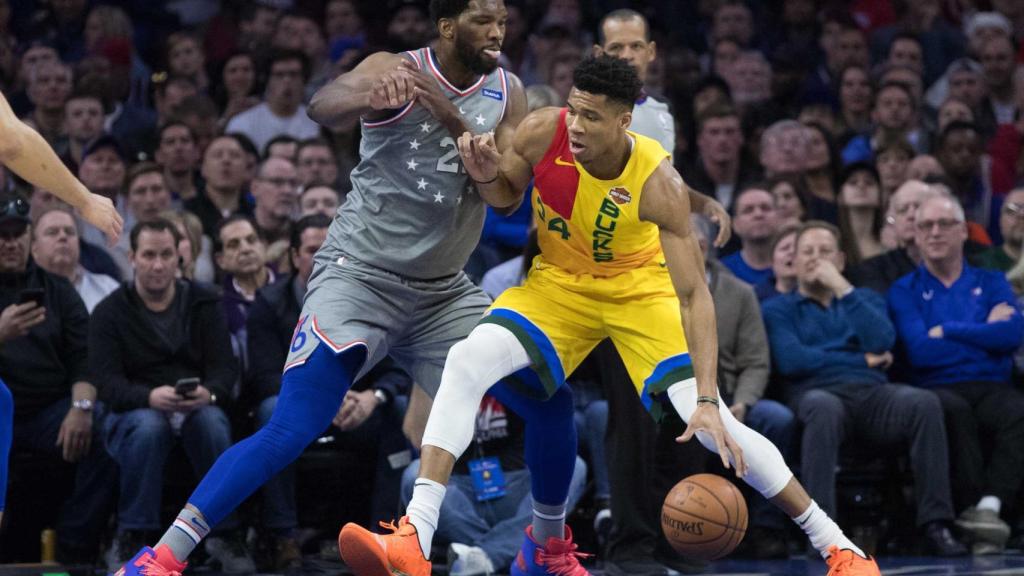 Giannis Antetokounmpo y Joel Embiid en un duelo entre Bucks y Sixers