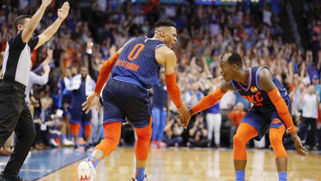 Russell Westbrook celebra un nuevo triple-doble con Schröder