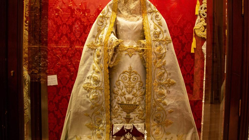 Uno de los trajes de la virgen expuestos en la Hermandad del Cachorro.