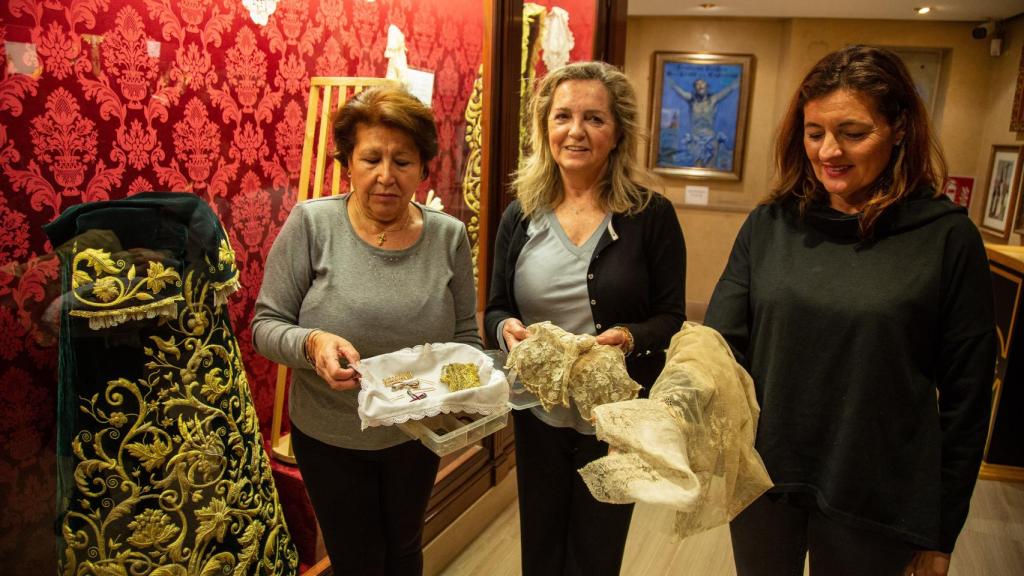 María Fernández Elliott, Carmen Guimerá Córdoba y Carmen Márquez Morán, camareras auxiliares de la virgen del Patrocinio.
