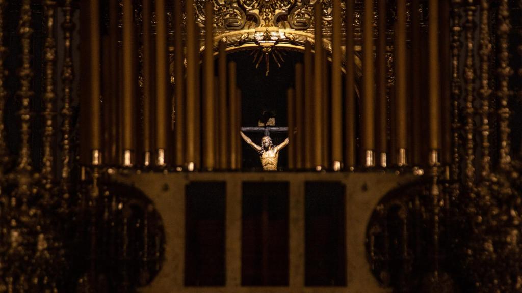 El paso de palio de la Virgen del Patrocinio con la talla del Cachorro al fondo.