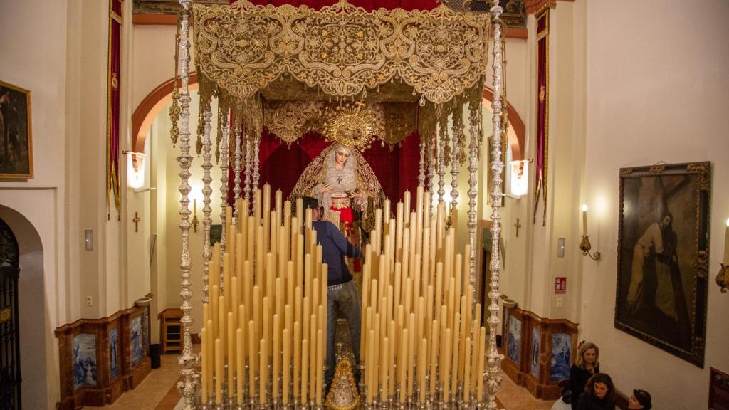 Bejarano sobre el paso de la Virgen del Patrocinio.