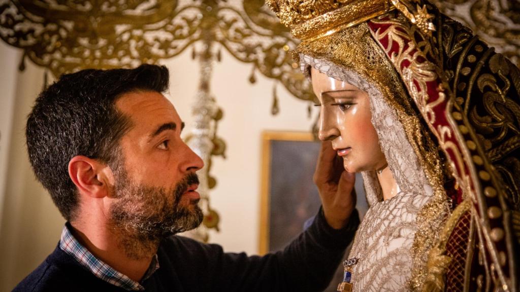 Bejarano la mira de frente a los ojos.