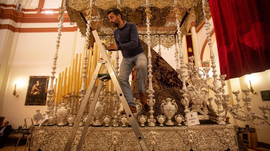 Bejarano baja del paso tras más de seis horas vistiendo a la Virgen.