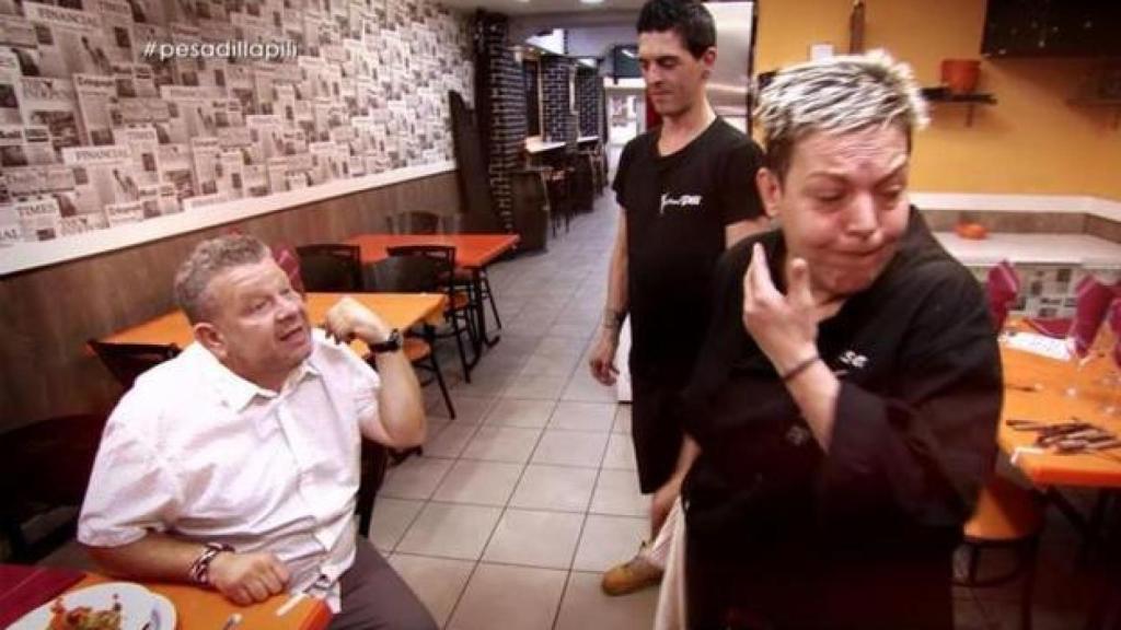 Chicote echándole la bronca a dos concursantes de 'Pesadilla en la cocina'.