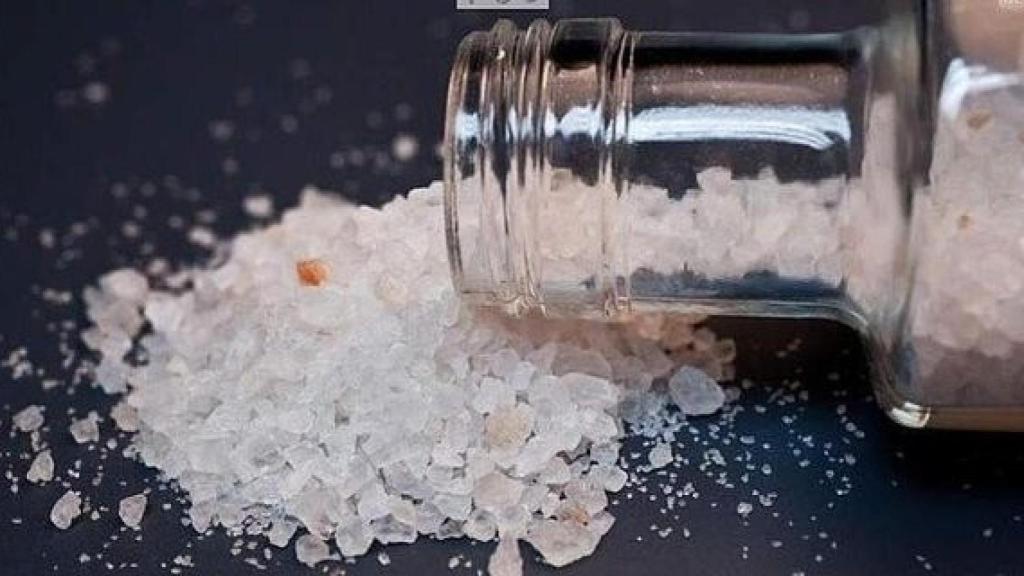 El shabú se presenta en piedras blancas parecidas a la sal gorda o al granizo, que se fuman