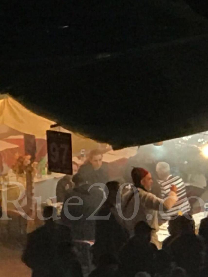 Lalla Salma, con su hija, las amigas de la joven y un grupo de guardaespaldas en una conocida plaza de Marrakech.