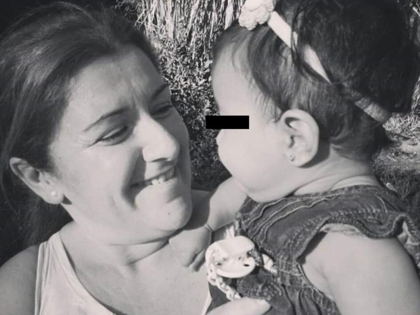 Madre e hija, poco tiempo después de su nacimiento y de su accidente.