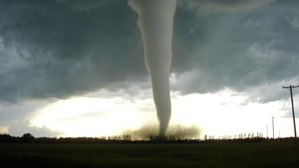 El tornado Elie Manitoba a su paso por un núcleo rural.