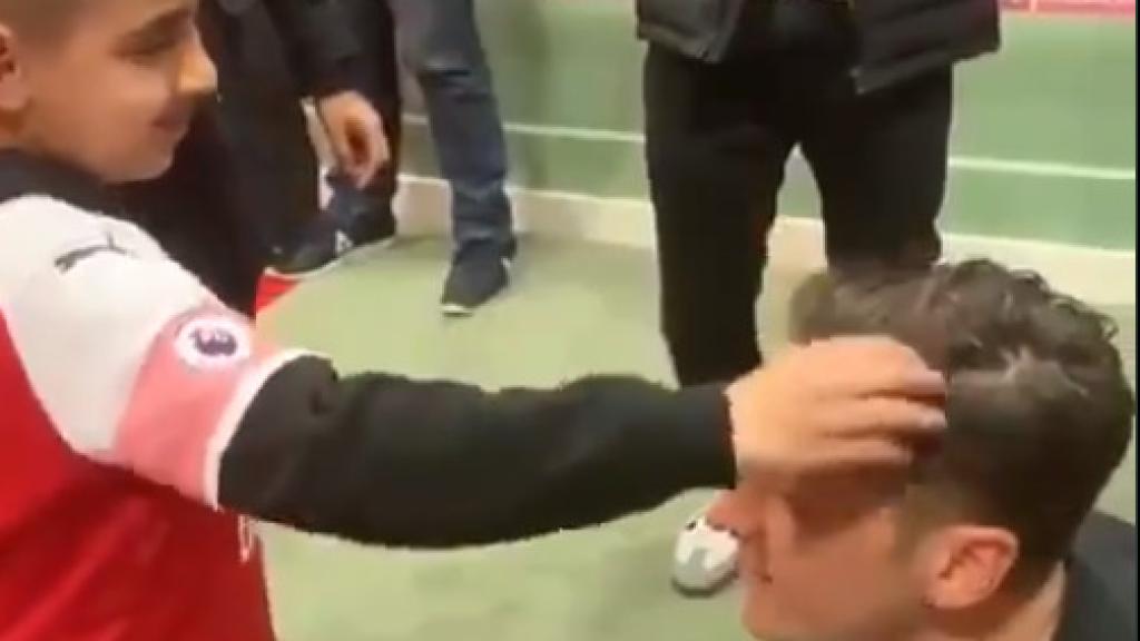 Gran gesto de Ozil con un niño ciego