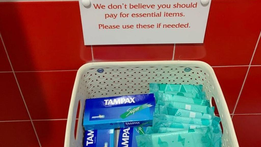 Los elementos de limpieza en el baño de Anfield. Foto: Twitter.