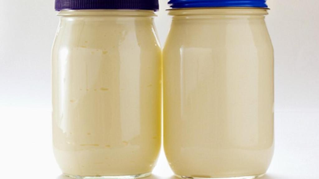 Dos botes de mayonesa industrial.