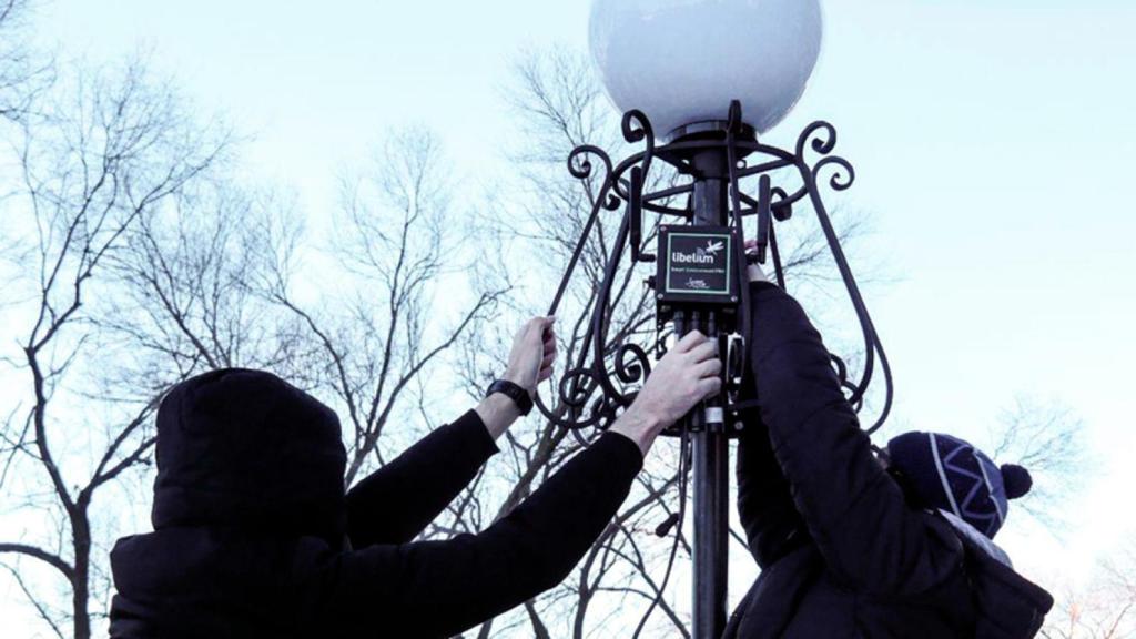 Instalación de los sensores de Libelium en los parques infantiles de esta ciudad rusa.