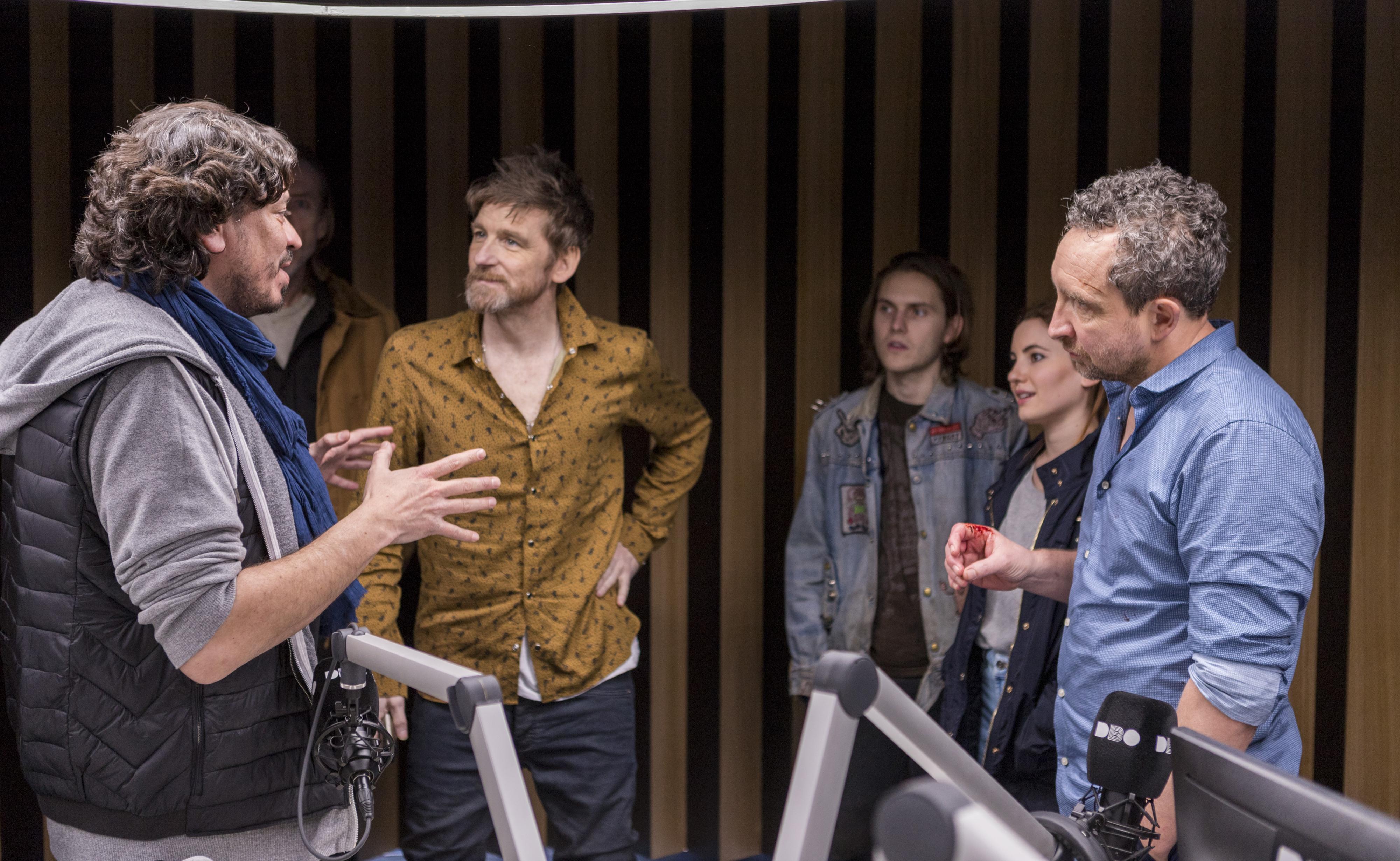 Feedback encierra a nueve personas en una sala.