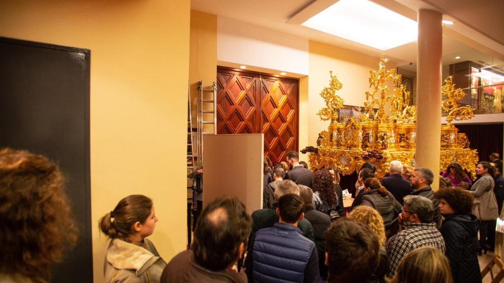 Fieles aguardando el momento de la subida de la Virgen al paso, momento íntimo de la hermandad.