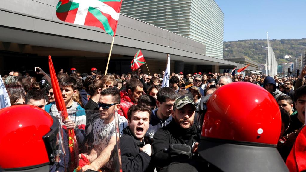 Agentes de la Ertzaintza contienen a los concentrados a las puertas del acto de Vox en San Sebastián.