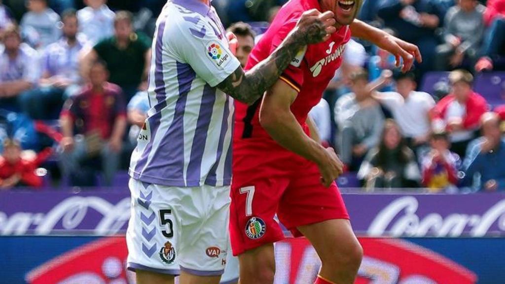 Calero y Jaime Mata pelean por un balón