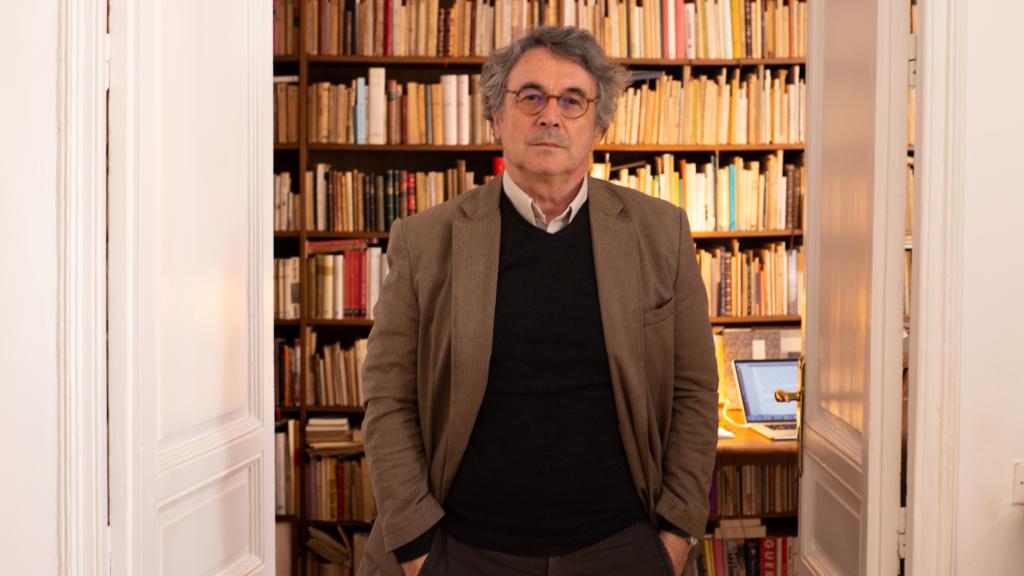 Trapiello guarda en su casa más de 20.000 libros.