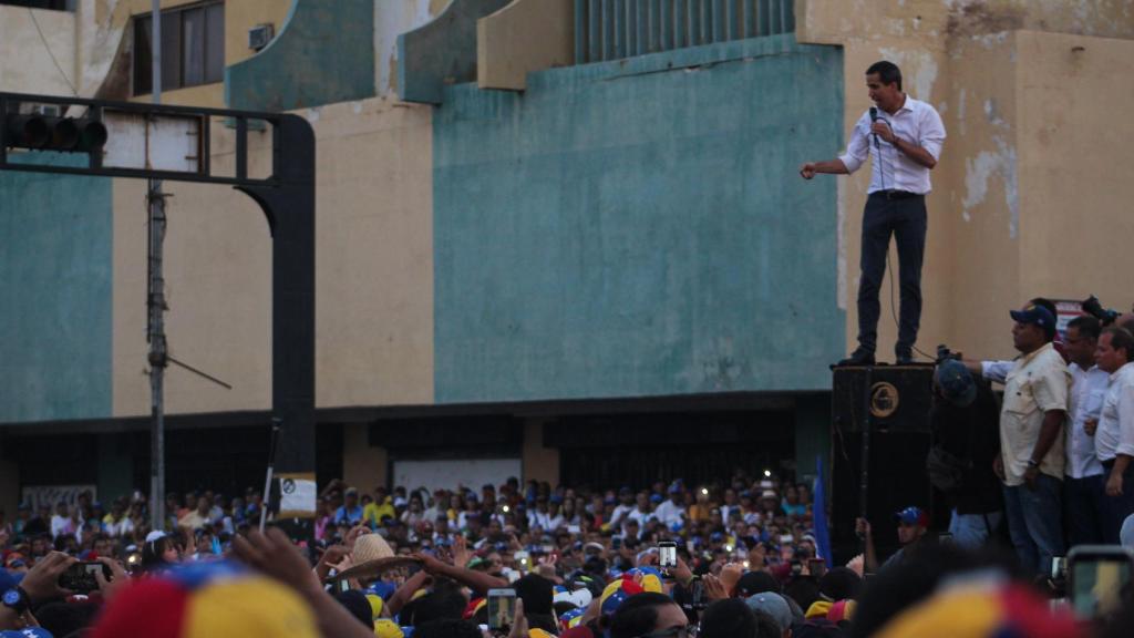 Guaidó, durante un encuentro con sus seguidores.