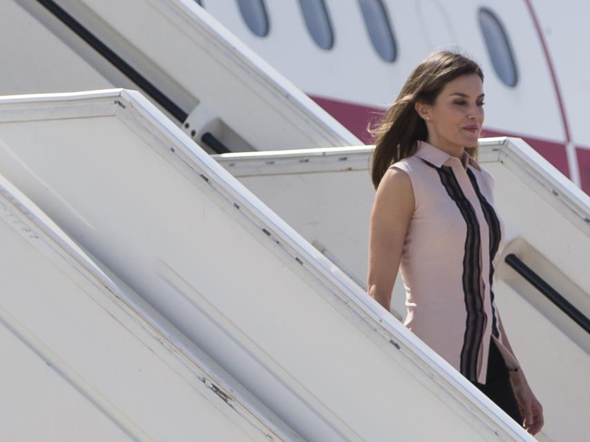 Los miembros reales junto a sus guardaespaldas fueron los primeros en desembarcar del avión.