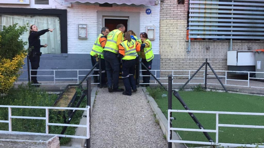 Momento del traslado del joven de 29 años al Hospital 12 de Octubre de Madrid.