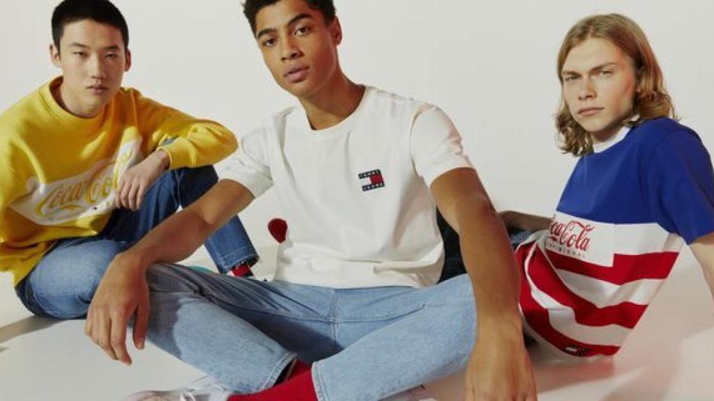 Coca-Cola y Tommy Hilfiger han relanzado la colección que triunfó en los 80.