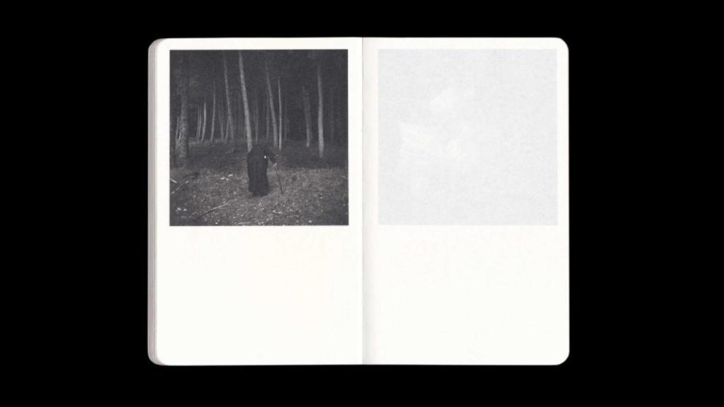 Un monje benedictino en el bosque del Valle de los Caídos.