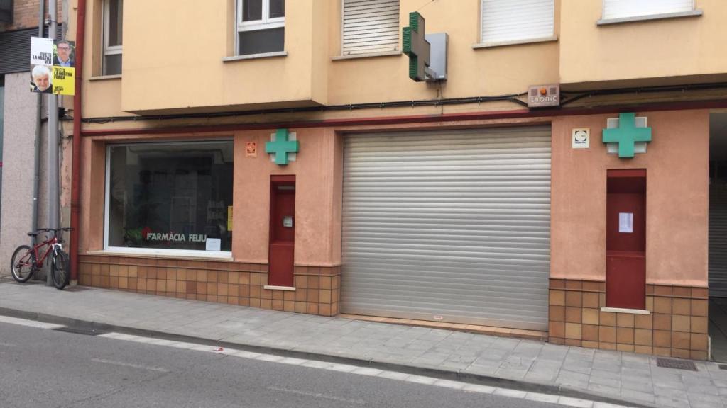 La farmacia de Maria Angels Feliu está en la misma calle que la vivienda donde se produjo el accidente