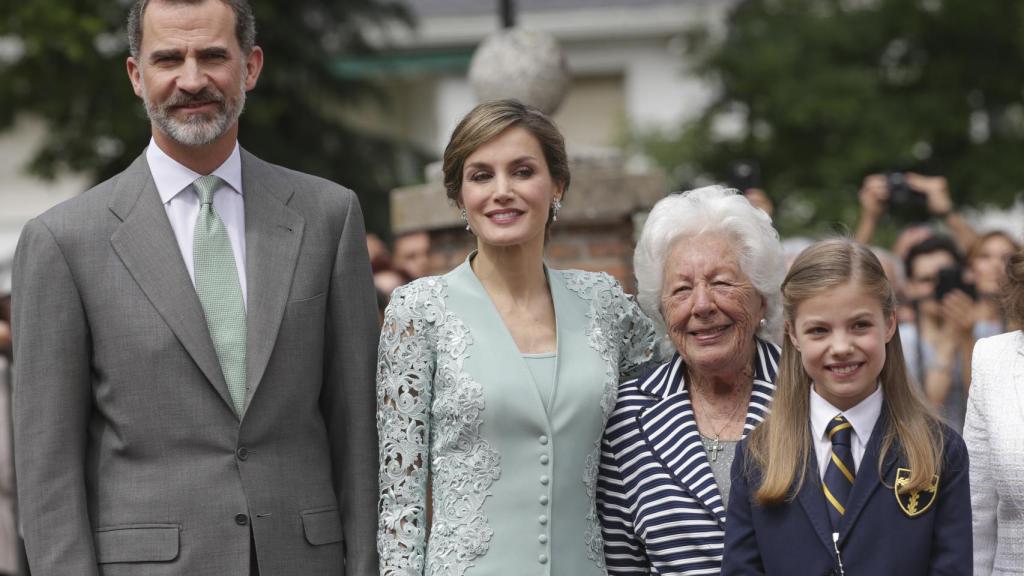 Los reyes Felipe y Letizia junto a Menchu Álvarez en la comunión de la infanta Leonor.