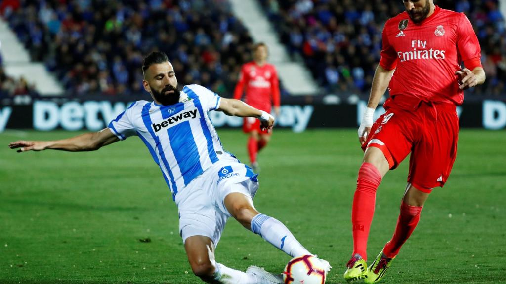 Dimitris Siovas roba un balón a Karim Benzema