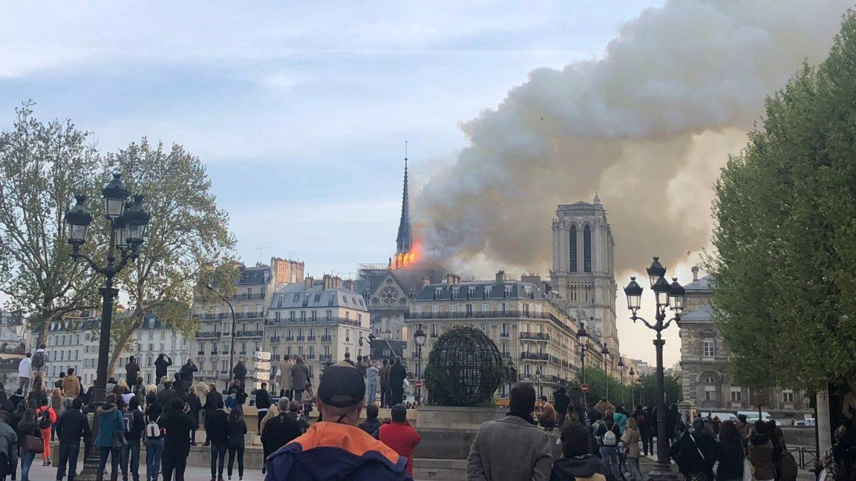 La catedral de Notre Dame de París, uno de los monumentos más emblemáticos de la capital francesa, está sufriendo un incendio.