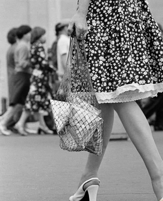 Gema va recopilando fotografías antiguas que retratan el uso de este tipo de bolsas hace décadas