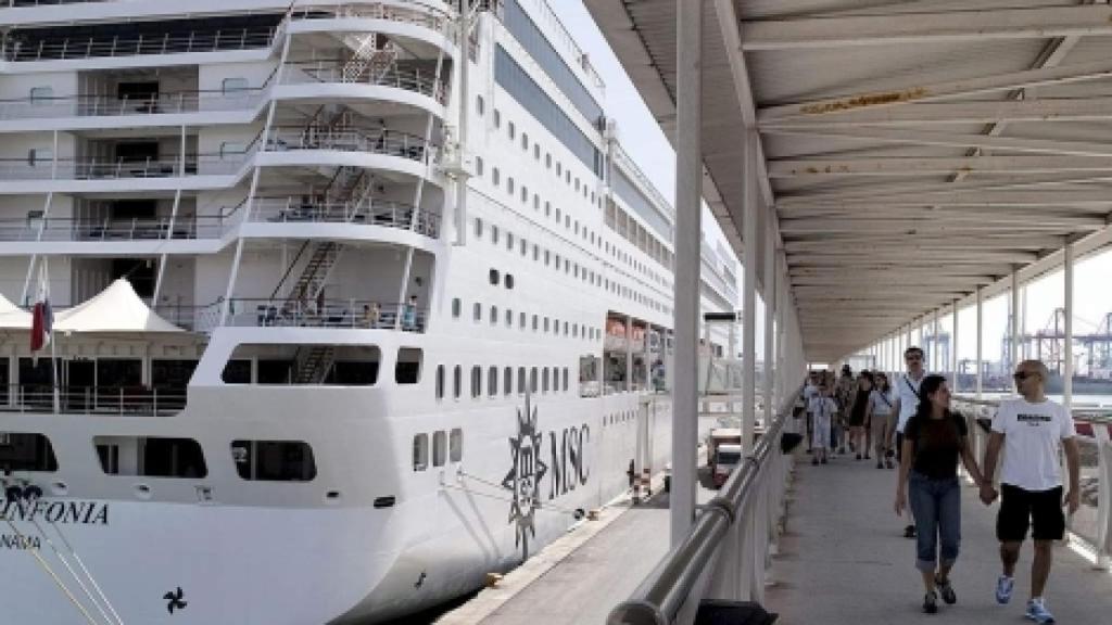 Un crucero, atracado en el Puerto de Valencia. Foto: EFE.