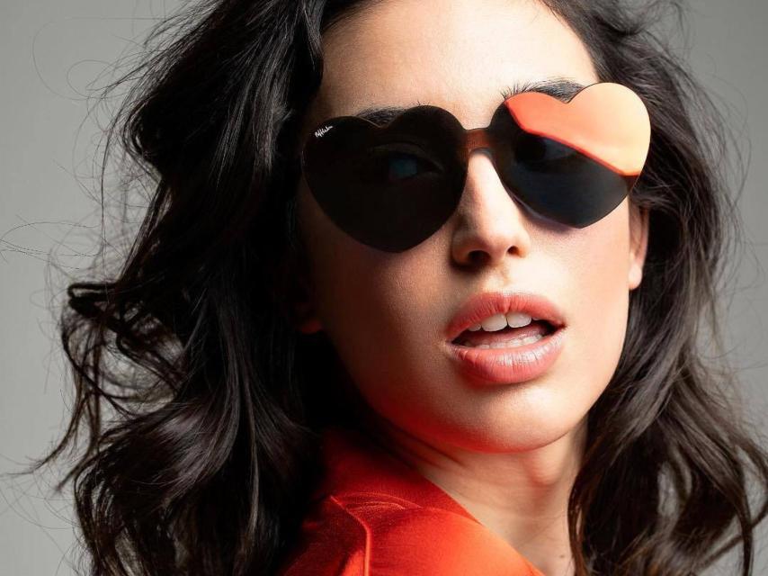 Gafas de sol con montura en forma de corazón.